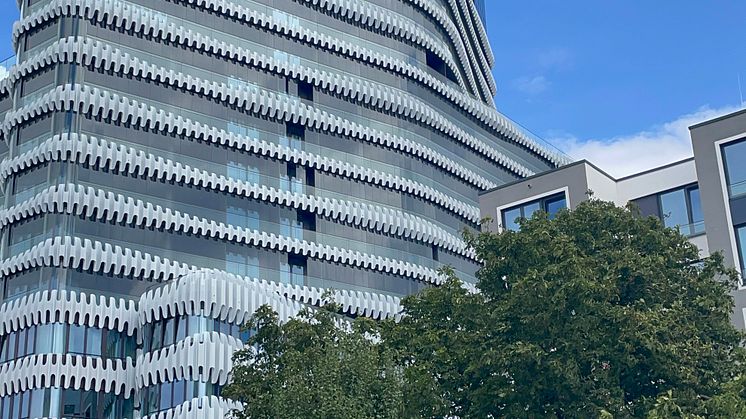 Der RKM Tower 740 mimt seiner außergewöhnlichen Fassade steht in Düsseldorf