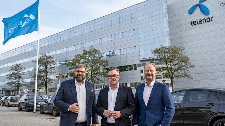 Jacob Møller, bestyrelsesformand i RAH Fiberbredbånd, Lars Thomsen, adm. direktør i Telenor Danmark, og Henrik Møller Nielsen, direktør i OpenNet.