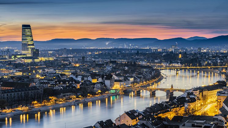 Blick auf die Stadt Basel mit der Mittleren Rheinbrücke, der Wettsteinbrücke und dem Roche Tower © Schweiz Tourismus / Andreas Gerth.