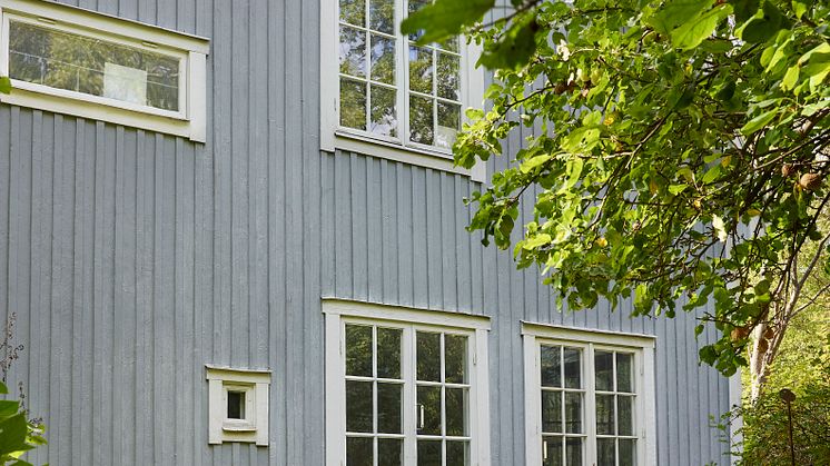 En av  fördelarna med Beckers nya fasadfärg Front Ommålningsfärg är den goda täckförmågan som gör att en enda strykning räcker. 