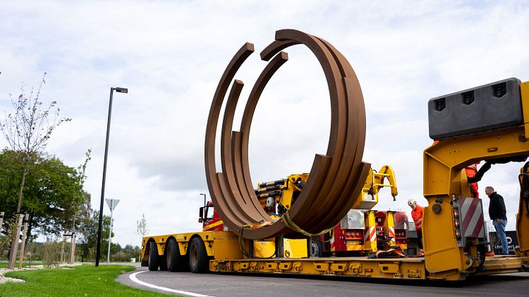 Bestyrelsesformand i Lars Larsen Group overså installationen af den nye skulptur (2)