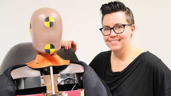 Cecilia Sunnevång med den nya krockdockan. Foto: Johan Karlsson
