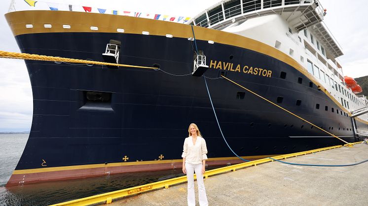 Cathrine Knudsen foran Havila Castor