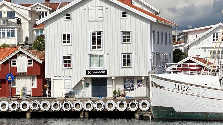 Vy över Grundsunds östra kaj där en av Didriksons sommarbutiker kommer att smygöppna i påsk.