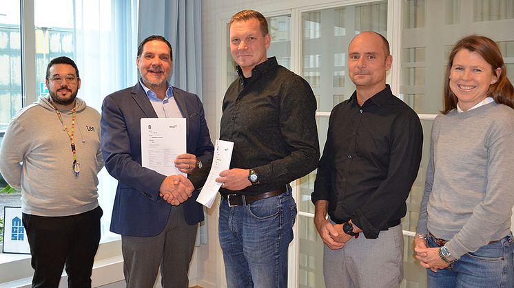 På bilden från höger: Vincent Kaya och Karl Frisell från Micasa Fastigheter, Martin Hagberg NCC, Patrik Bengtsson, Platschef NCC, Louise Schenholm, Affärschef NCC.