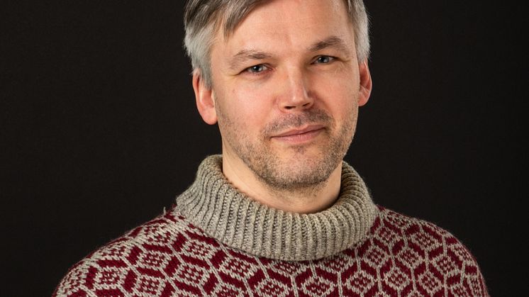 Odd Eirik Sætre Færevåg har skrive forteljingar frå Røvær