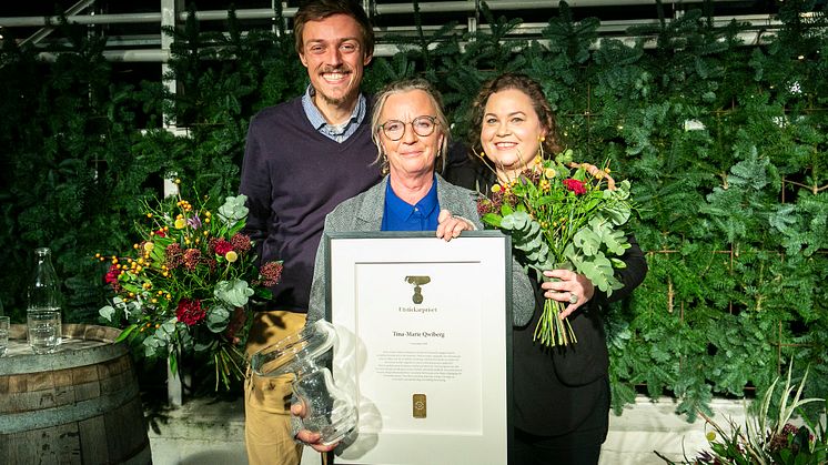 2018 års vinnare av Utstickarpriset, Tina-Marie Qwiberg. Flankeras här av jurymedlemmarna Raphael Fellmer och Susanne Jonsson.