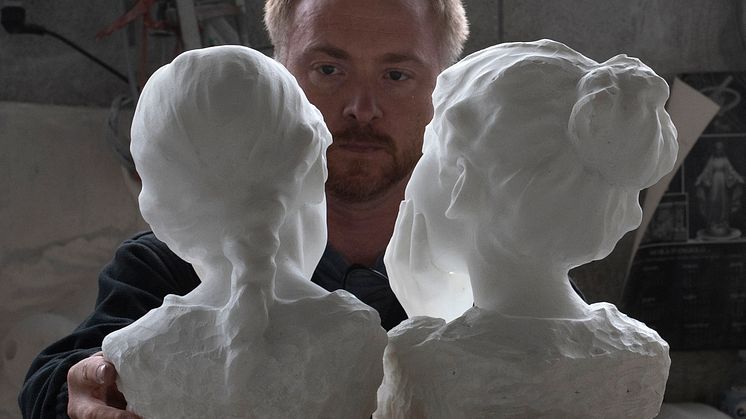 Billedkunstner Håkon Anton Fagerås i sitt atelier. 