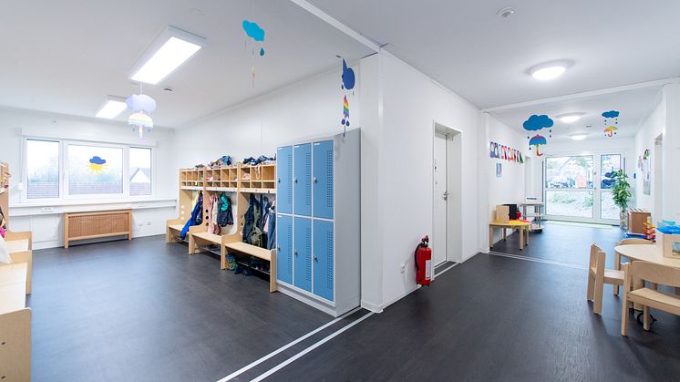 Helle, großzügige Räume, breite Flure und Böden in Holzoptik schaffen komfortable Räume zum Entdecken, Spielen und Toben.