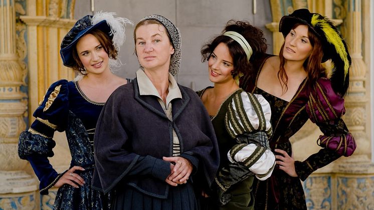 Katharina von Bora mit Damen in Kleidung aus Zeiten der Reformation