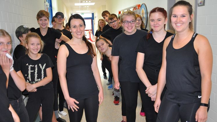Anspannung vor dem Auftritt: Die Teilnehmenden des Workshops mit Tanzlehrerin Mira Schimanski (Mitte) sowie Pädagogin Paula England von der Hermann-Schuchard-Schule.