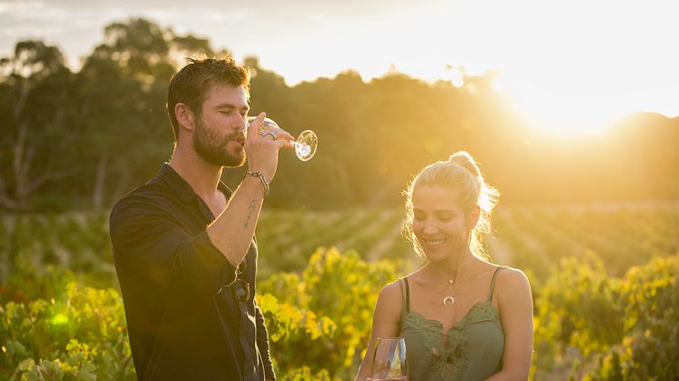 Chris Hemsworth ja Elsa Pataky nauttivat lasilliset Jacob's Creek Double Barrel -viiniä