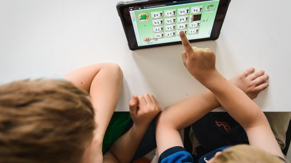 Elever arbetar på iPads.