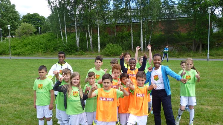 En liten grupp tillsammans med ledare av alla 95 barn som vecka 26 deltog i GAIS sommarfotboll. Foto: Gårdstensbostäder