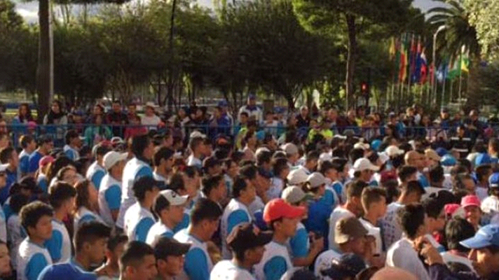 I 24 av Ecuadors större städer sprang löpare klädda i t-shirts med texten "Yo Vivos Sin Drogas, T Decidas" (Jag Lever Utan Droger, Du Bestämmer) - en slogan framtagen av polisen i Ecuador. 