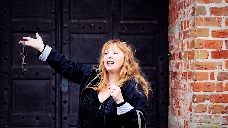 Guide Eva Roos Davidsson med nyckeln till kulturhistoriska skatter i Torups slott.