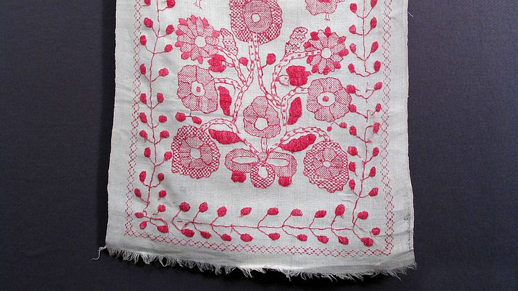 Detalj ur broderad textil från Ukraina i Nordiska museets samlingar, som använts som hängkläde för att drapera runt en ikon eller som handkläde när man bar fram bröd och salt till gäster vid festliga tillfällen (foto Nordiska museet).