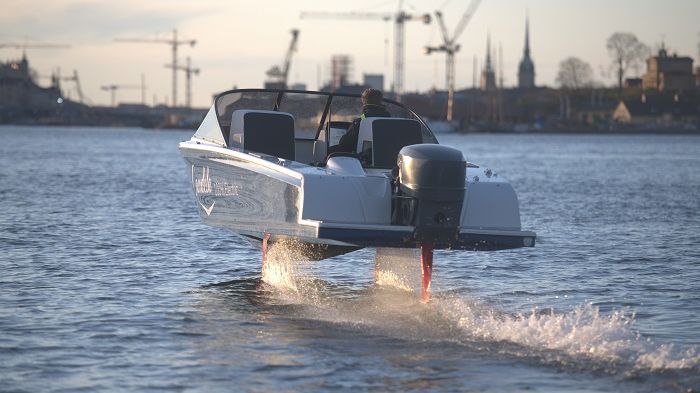 Elbåten Candela Seven svävar fram över vattnet.