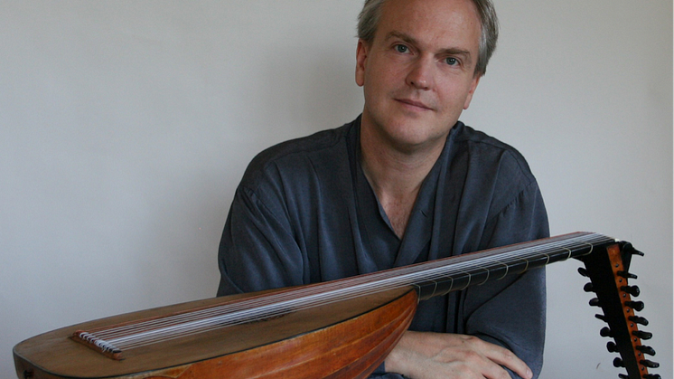 Jakob Lindberg är en av världens främsta lutenister och verksam i London. Han ger konsert på Skånelaholms slott på lördag.