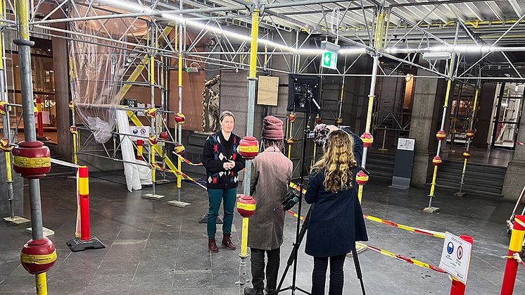 Överintendent Lisa Månsson blir intervjuad av SVT:s Kulturnyheterna om museets ekonomi. Foto Jonas Sverin