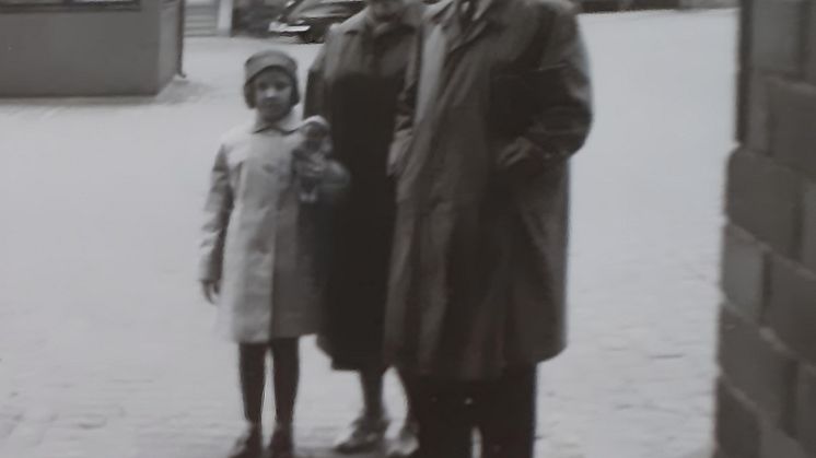 Margaretha Olsson med sin mamma och pappa vid Slakthusets entré