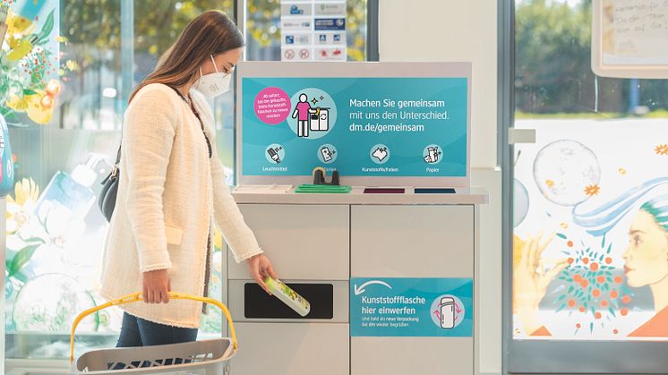 dm startet Pilotprojekt: Gemeinsam mit Kunden werden Kunststoffflaschen zur Herstellung neuer Verpackungen in den dm-Märkten gesammelt