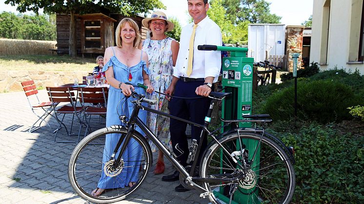 Sandra Brandt (LTM GmbH), Kathrin Lehne (Landgasthof Dehnitz) und Henry Graichen (Landrat Landkreis Leipzig) eröffneten die erste Fahrrad-Selbsthilfewerkstatt 