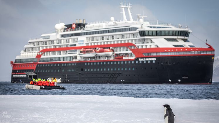 9__Antarctica DEC2021_MS Roald Amundsen_Photo Hurtigruten Expeditions_Oscar Farrera