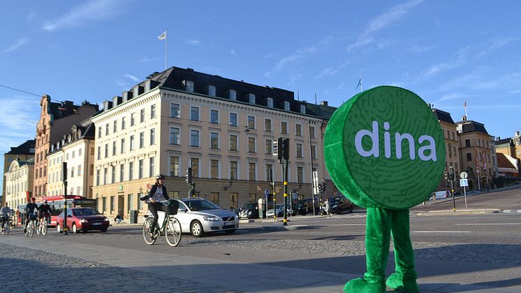 Dina Försäkringars maskot framför Dina Försäkringars fastighet på Skeppsbron i Stockholm