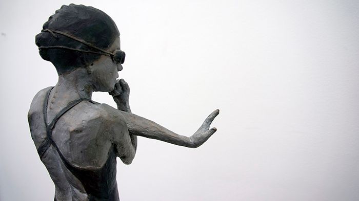 Assa Kauppis barnskulpturer trotsar skönhetsidealen – ny utställning på Halmstads Konsthall