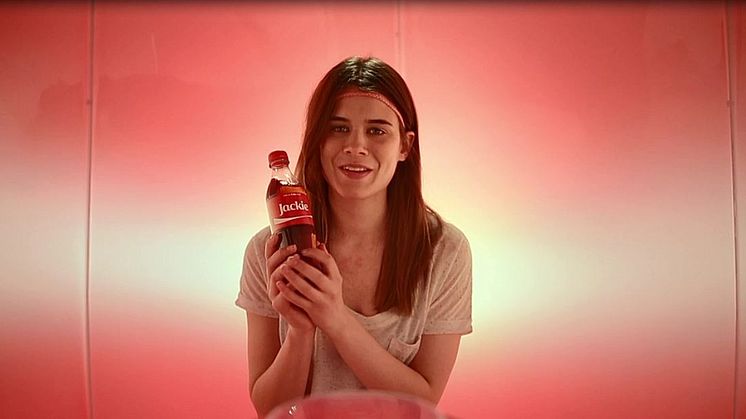 Svenska konsumenter delar en Coke i ny tv-reklam från Coca-Cola