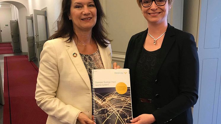 Kristina Hallman, ställföreträdande generaldirektör på Swedac överlämnar rapporten ”Starkare Sverige med öppna system” till EU- och handelsminister Ann Linde. Foto: Susanne Lindberg Elmgren 