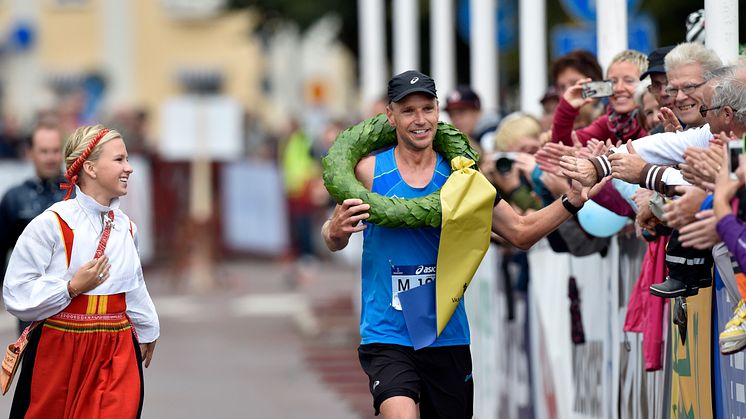 Jonas Buud vann UltraVasan 2014. Kranskulla Lisa Englund.