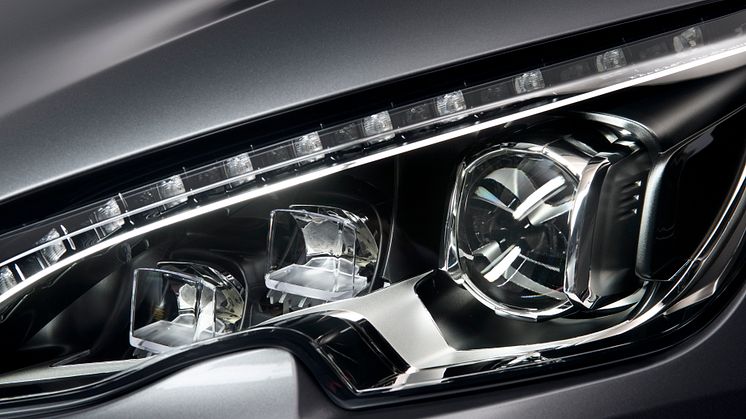 Nya Peugeot 308 med sina nydanande strålkastare