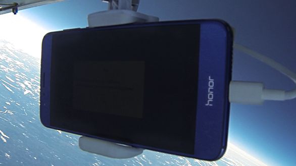 Telefonen är påslagen och filmar, men skärmens ljusstyrka är låg för att spara på batteriet.