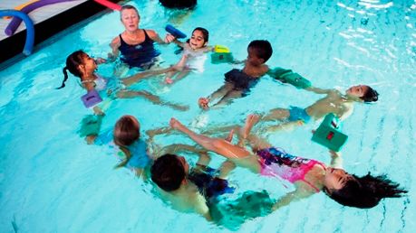 Kan du inte simma får du inte godkänt i gymnastik. På Skola i Centrum erbjuds därför simundervisning så att eleverna kan nå sina mål.  Fotograf Lo Birgersson, Visuell Kommuniaktoin, Göteborgs Stad