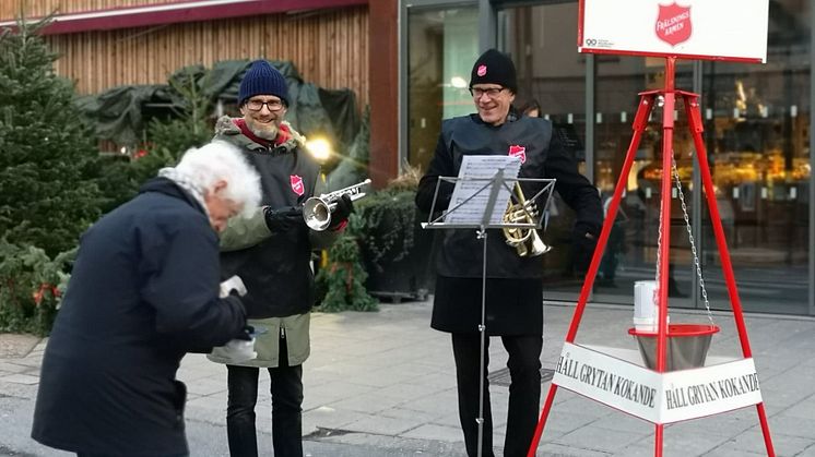 Frälsningsarméns julgryta på Östermalmstorg i Stockholm.