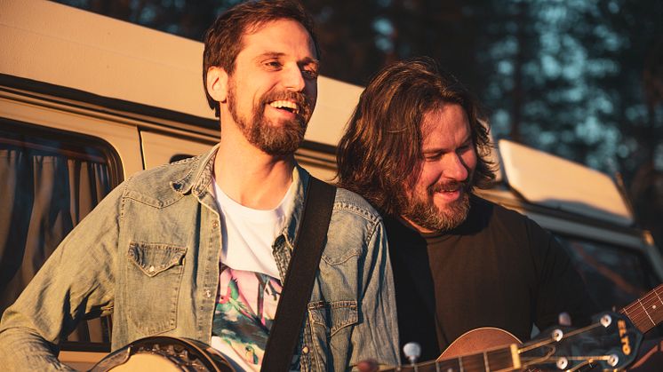 I sommer legger visesanger Erik Lukashaugen og folkemusiker Annar By ut på Visekaféturné i Hedmark. Turnéstarten legges til Sandbeckdagene.  Foto: Eivind Høimyr
