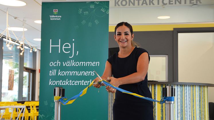Kommunstyrelsens ordförande Parisa Liljestrand klipper bandet under invigningen av Kontaktcentret.