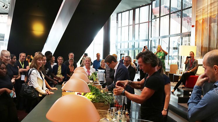 Petter Stordalen och Jan Vikström tävlar i att göra bästa smoothies.