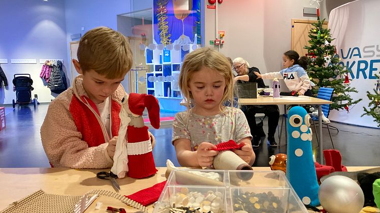Två barn i intensivt tomteskapande i Kretseums kreativa labb