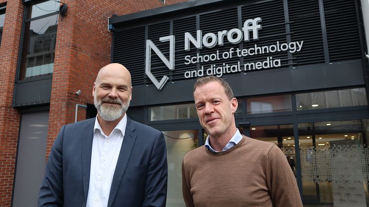 Salgsdirektør i Noroff Accelerate, Allan Nordahl Hansen (t.v.) og Christian Stavik, produkt- og teknologidirektør (CTO)  i Noroff, utenfor Noroffs campus i Kristiansand.