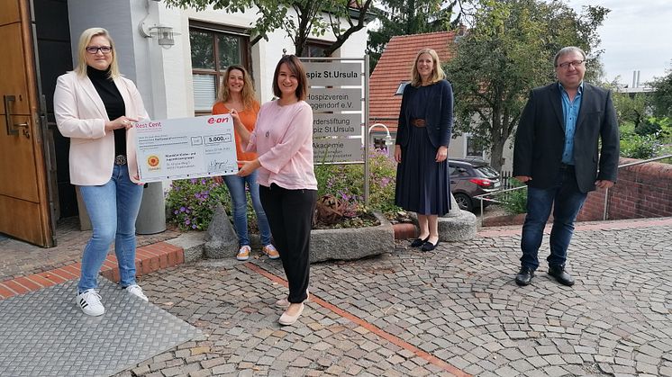 5.000 Euro für „Mandalini“ (v.l.n.r.): Cathrin Praße-Stern (Bayernwerk), Claudia Sebralla, Tanja Heining, Tanja Kagerer (Bayernwerk) und Martin Aust (Bayernwerk).