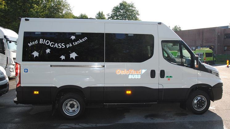 Teksten «Med BIOGASS på tanken» viser at Iveco Daily minibussene er særdeles miljøvennlige.