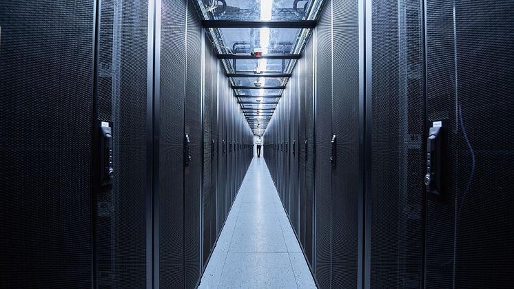 Gang Rechenzentrum mit Racks