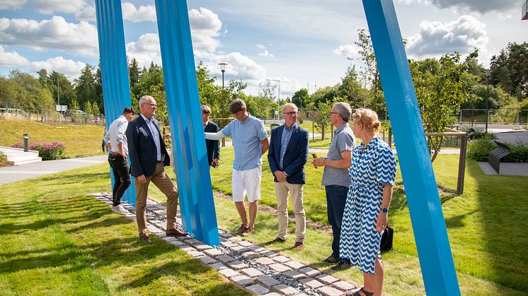 Olov Holst, kommunstyrelsen ordförande, Lars Björling, kultur- och fritidsnämndens ordförande och Mikael Falk, son till Lars-Eriks Falk m.fl var på plats när Modul skulptur invigdes.