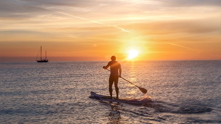 Stand Up Paddling SUP in der Abendsonne