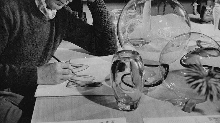 Vicke Lindstrand ‘at work’ in the first floor studio of his Kosta villa, 1954. Photo: Kulturparken Småland/Photo archives of Smålands museum. 