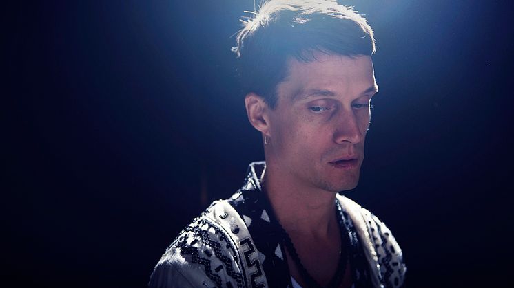 Jonathan Johansson kommer till Palladium Malmö 18 november på sin intima turné i trioformat