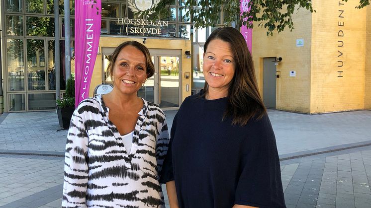 Efter några månader i intensivvården är nu Charlotta Göthe, adjunkt i omvårdnad och Cinikka Arthursson, adjunkt i biomedicin tillbaka på Högskolan. Med sig har de värdefulla erfarenheter som blivande sjuksköterskor får ta del av.